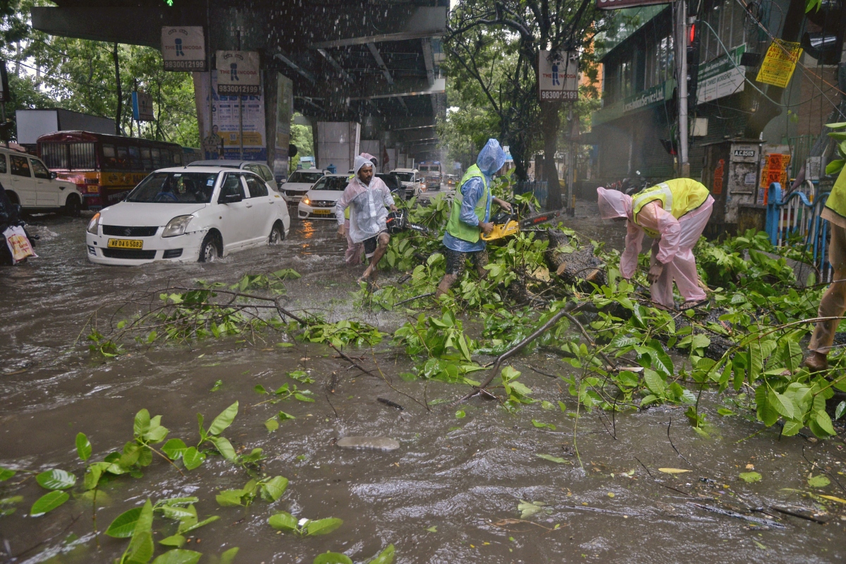 Bão Remal gây thiệt hại nặng nề cho nhiều khu vực ở Ấn Độ và Bangladesh